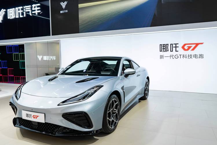 惠州179哪吒汽车在智能汽车领域的表现，领途汽车在新能源汽车市场中的影响力